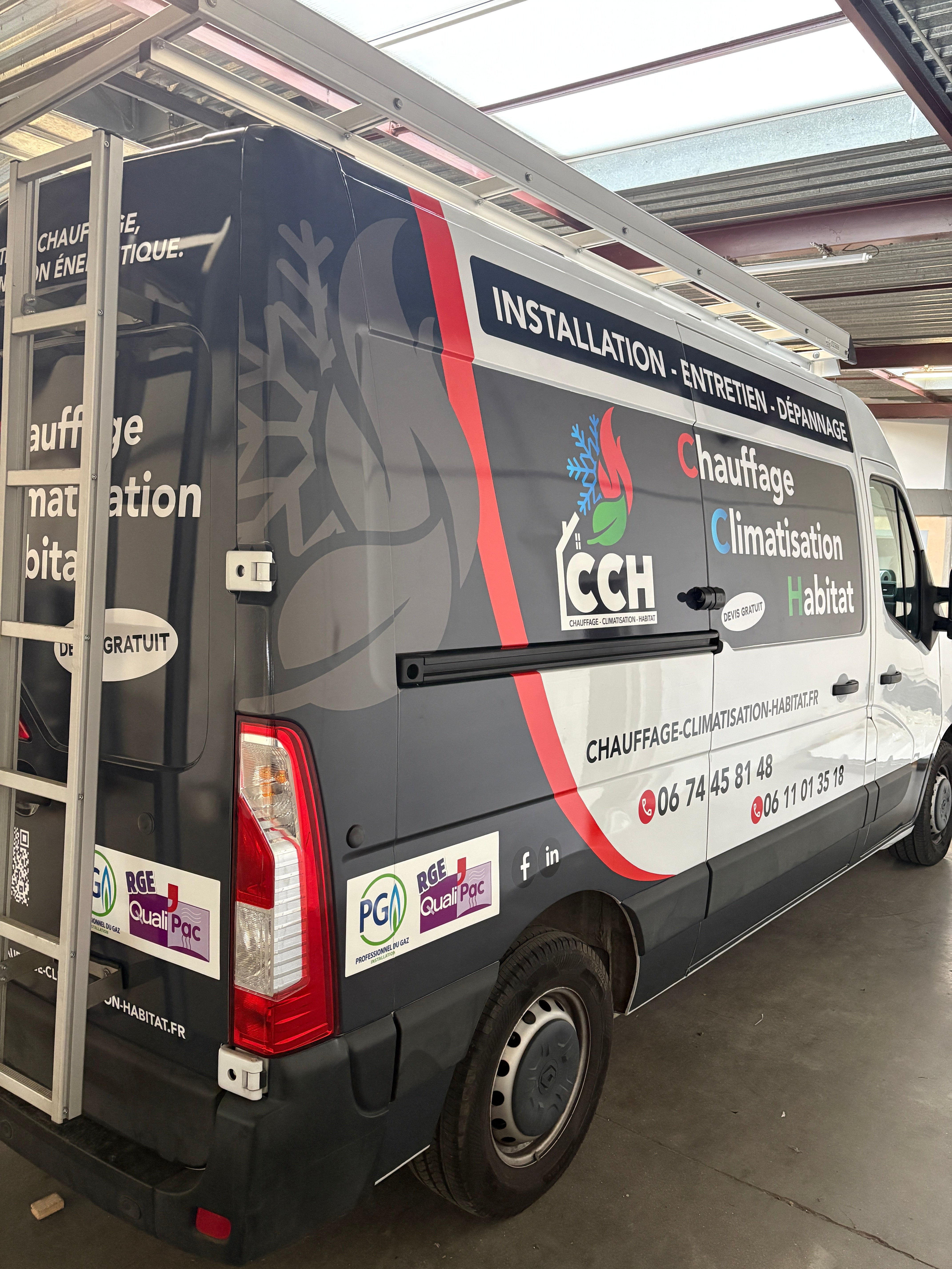 Impression adhésif coulé avec découpe et film de transfert